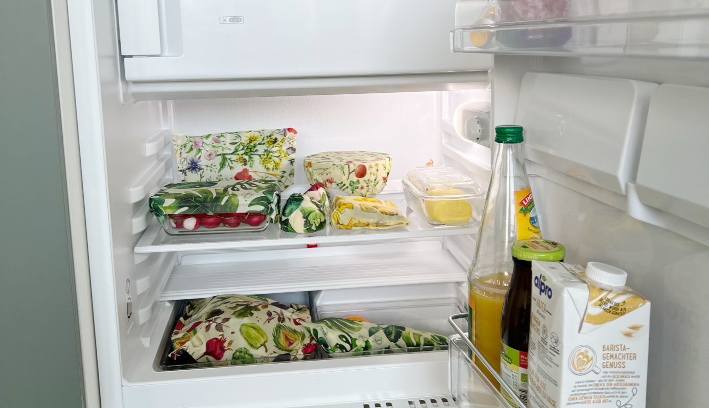 Kühlschrank Lebensmitte eingepackt mit Bienenwachstüchern